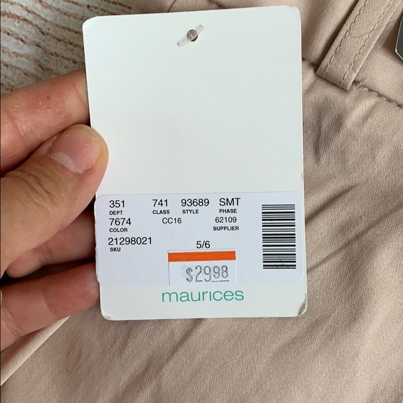 SOLD!! Maurices Scallop-cut Shorts - Picture 4 of 6